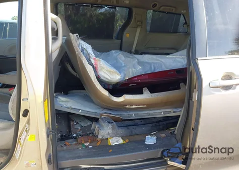 2012 Toyota Sienna Le V6 8 Passenger z USA, uszkodzony, nr VIN 5TDKK3DC3CS255879